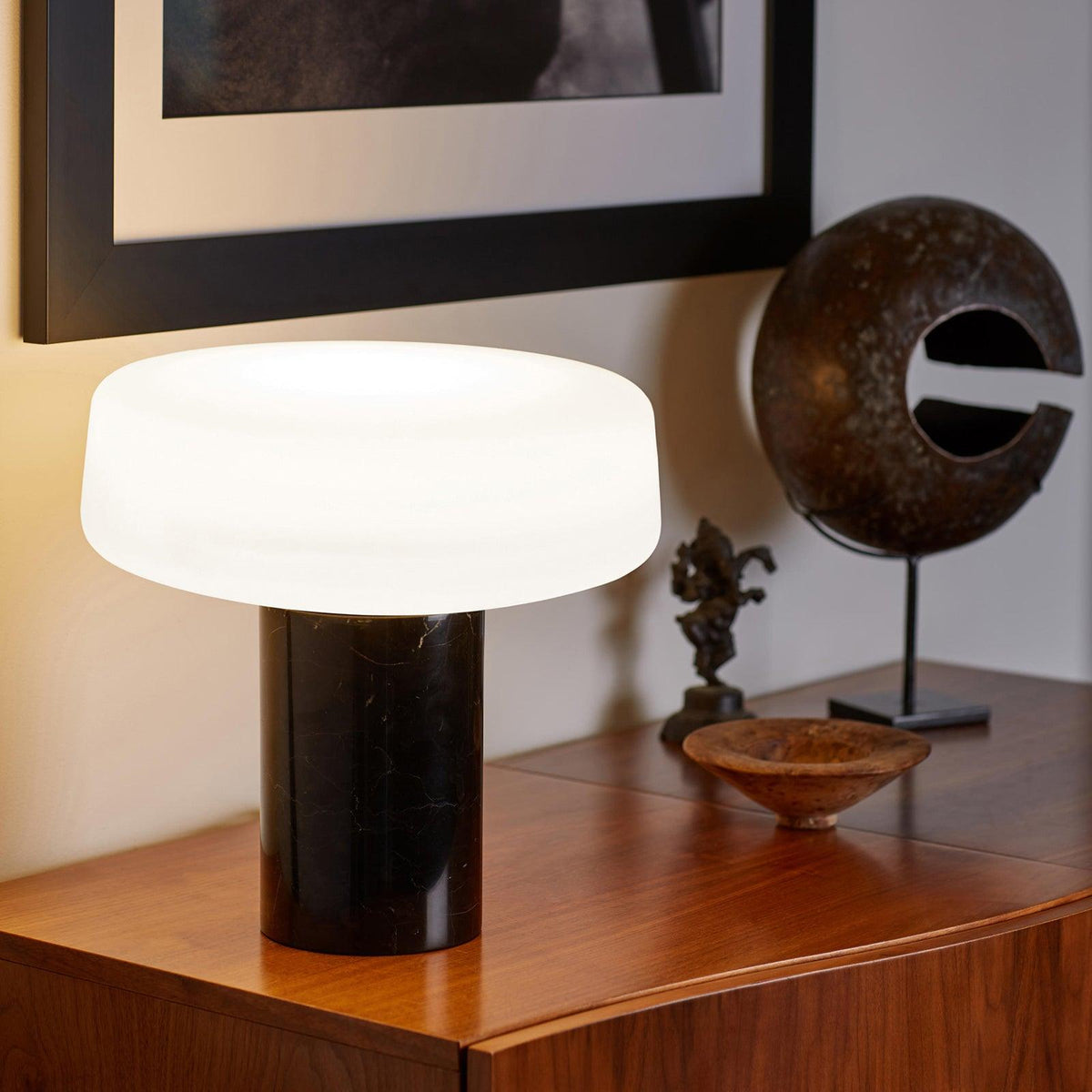 Erinilil lampa stołowa z podstawą z marmuru