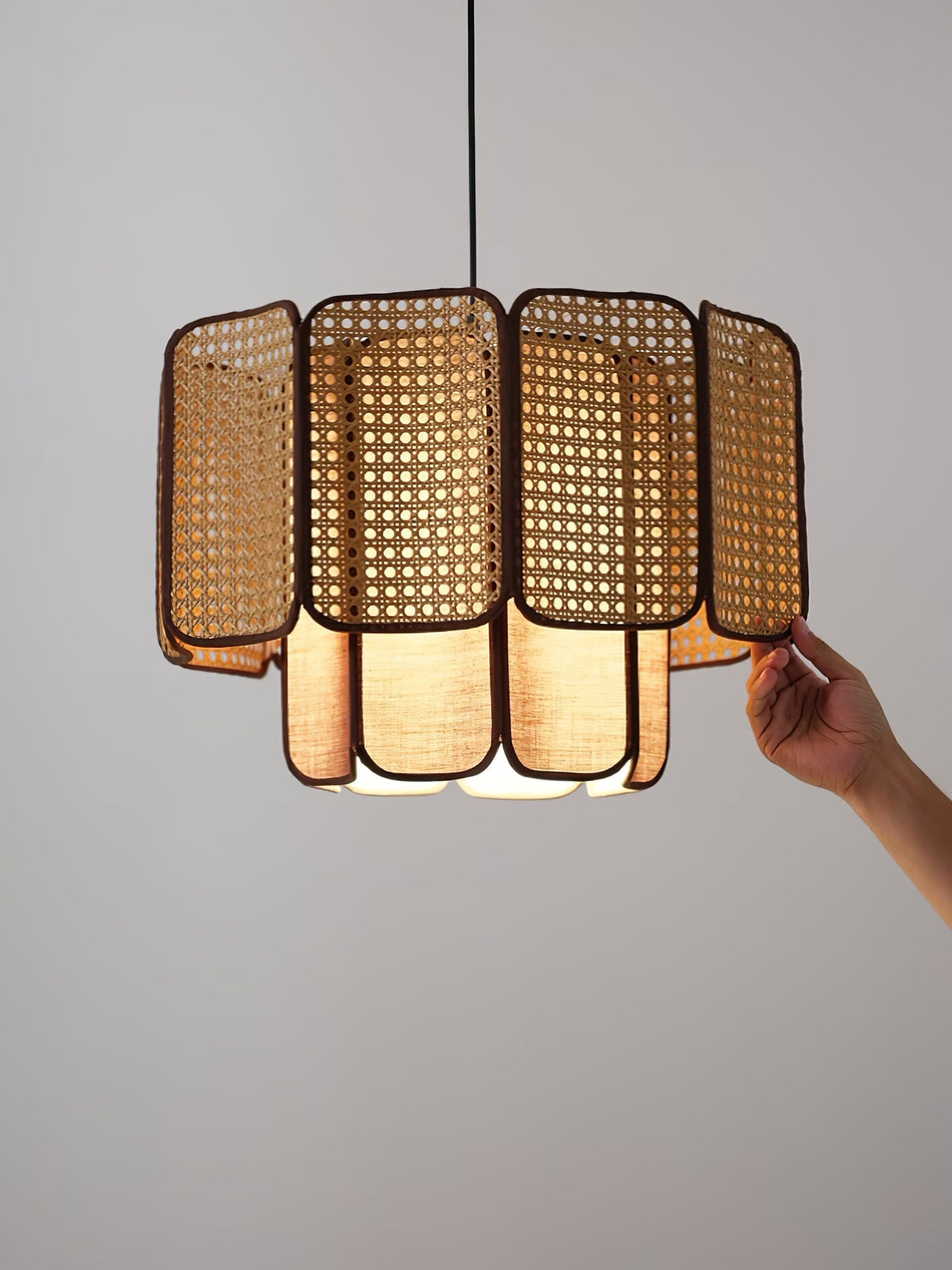 Soltera wisząca lampa ze splecionego rattanu