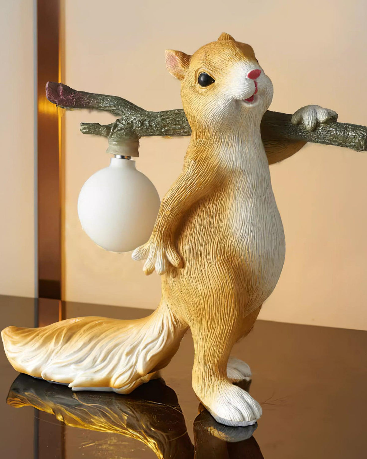 Lampa stołowa w kształcie dzikiego sokoła