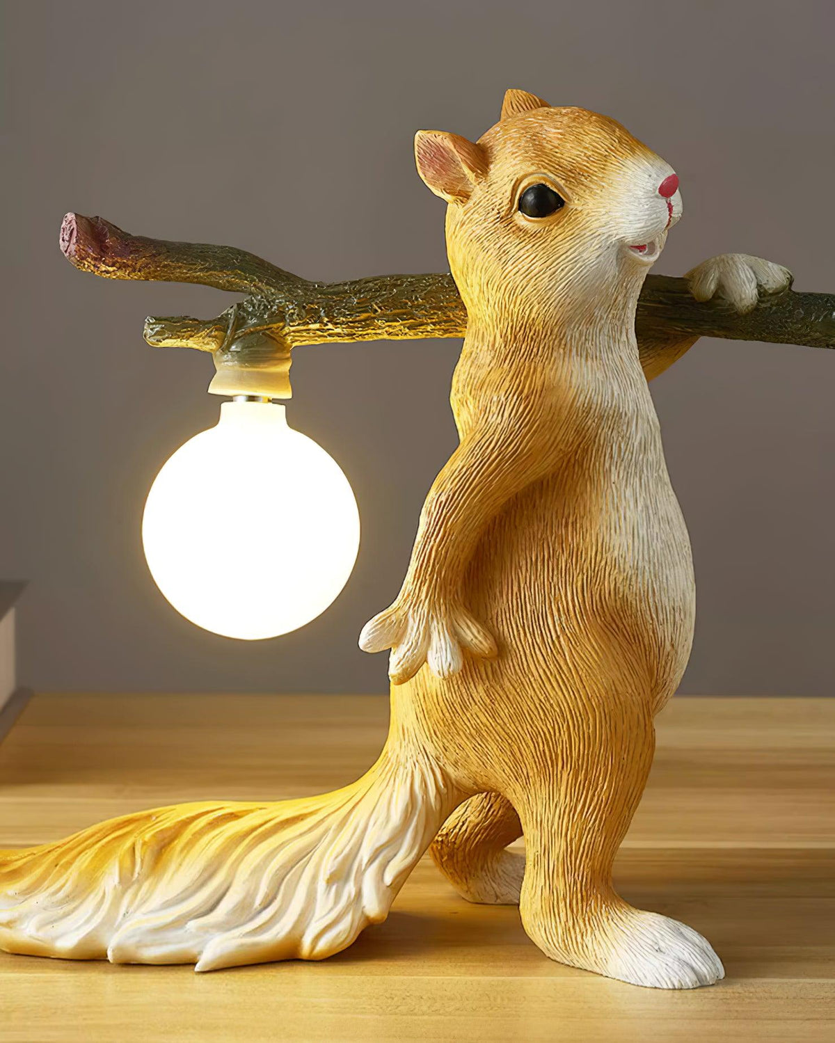Lampa stołowa w kształcie dzikiego sokoła
