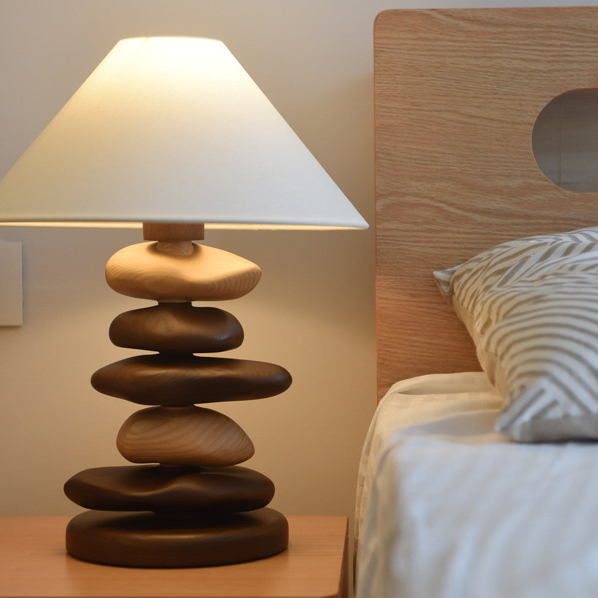 Stacked Pebble drewno lampa stołowa