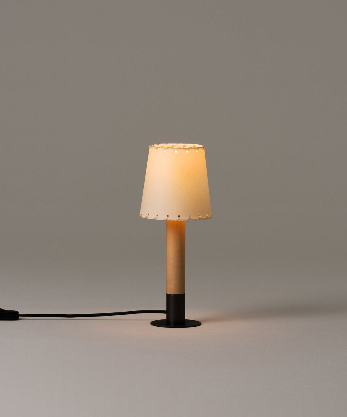 Bravique Stitched lampa stołowa