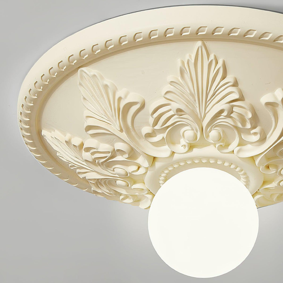 Lampa sufitowa z rozetą ze żywicy i kulistym dyfuzorem ze szkła w klasycznym, ozdobnym stylu