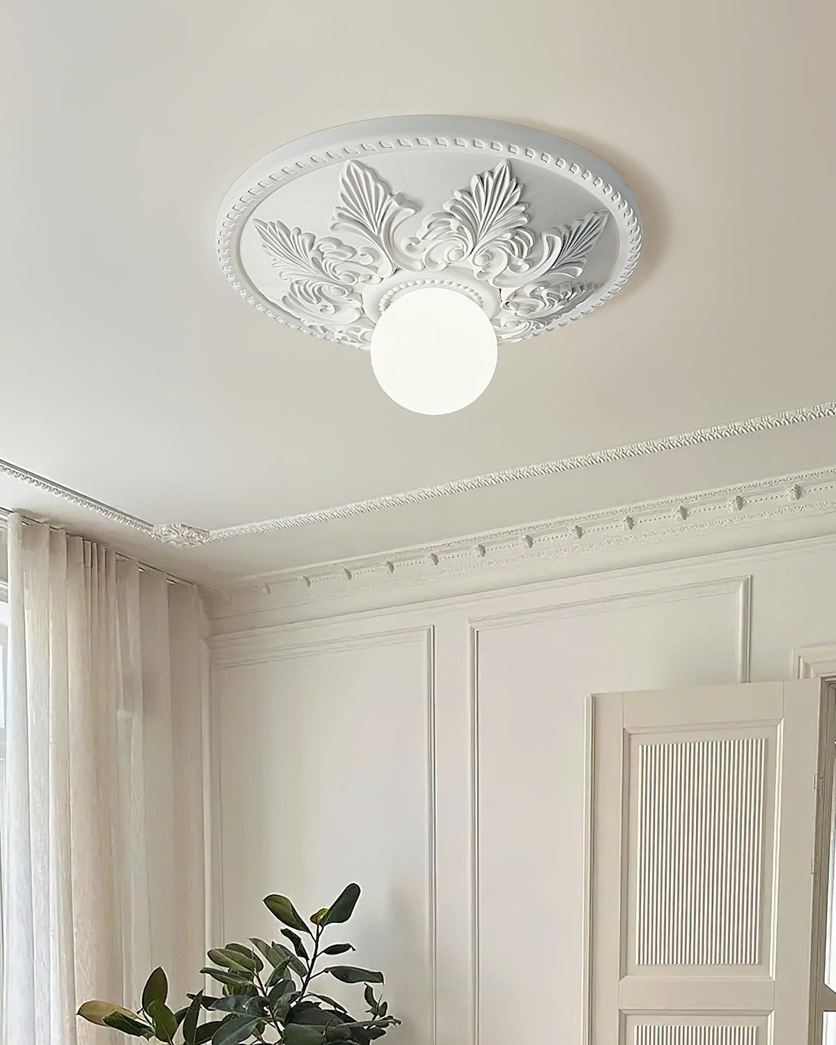 Lampa sufitowa z rozetą ze żywicy i kulistym dyfuzorem ze szkła w klasycznym, ozdobnym stylu