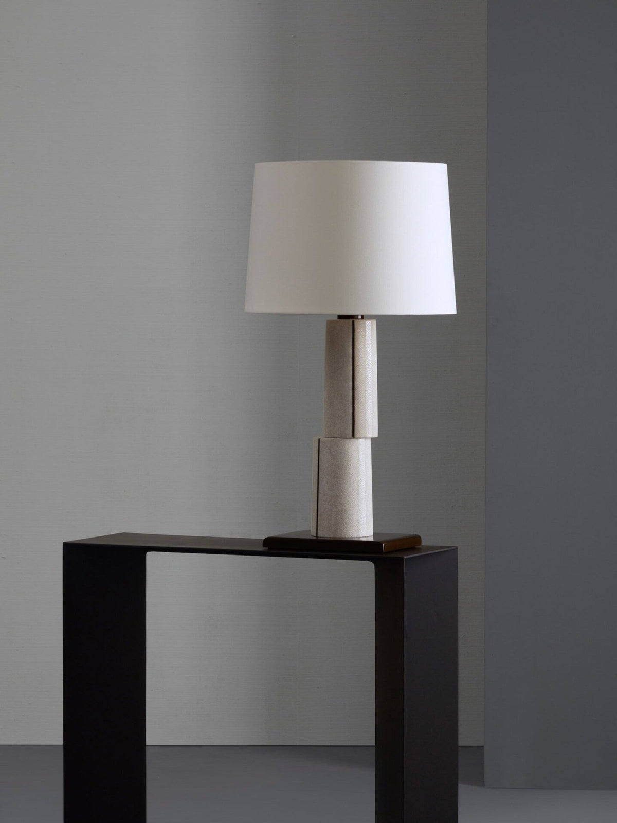 Noreraya lampa stołowa w stylu nakładkowym