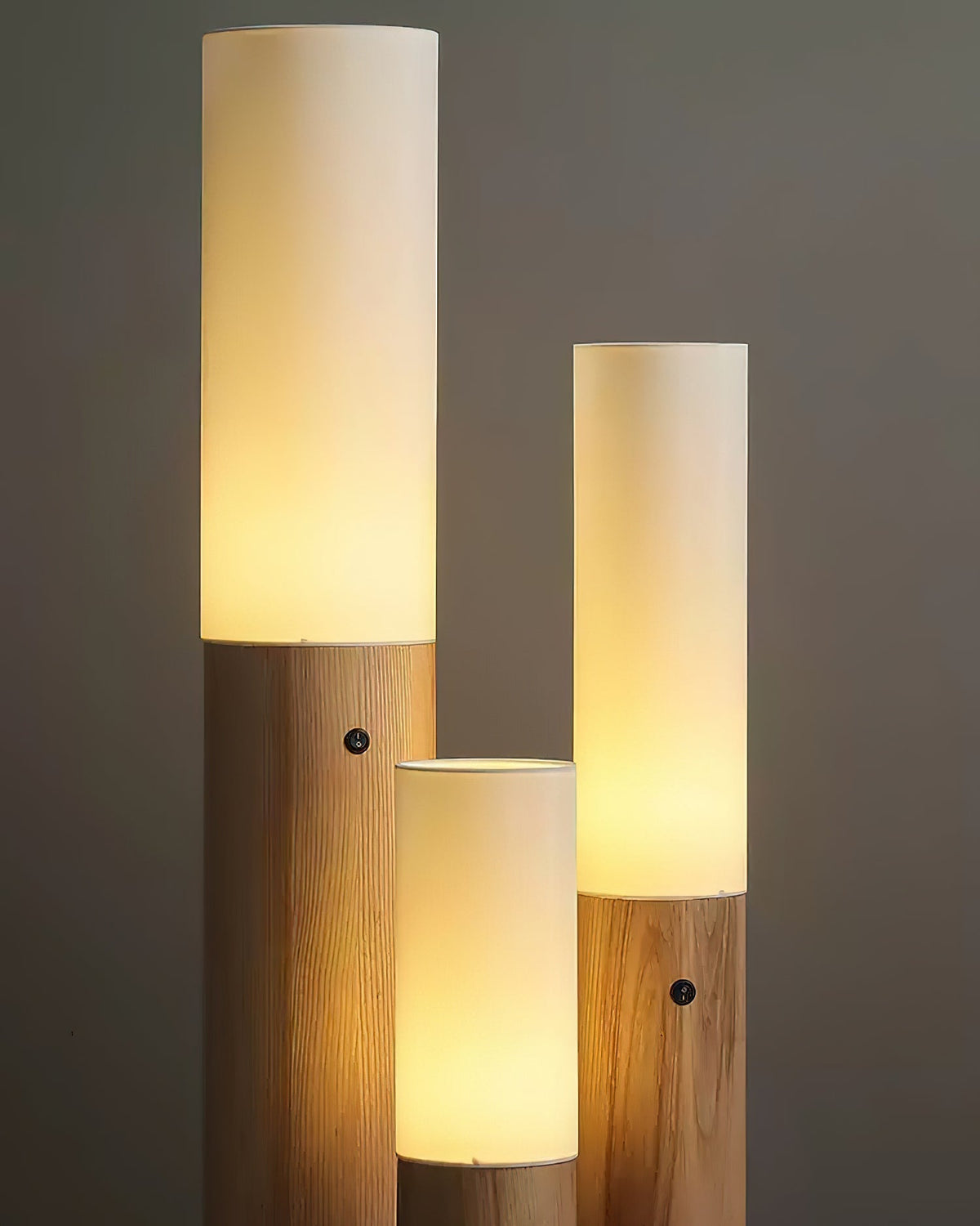 Viraalia kolumnowa lampa stojąca z drewna