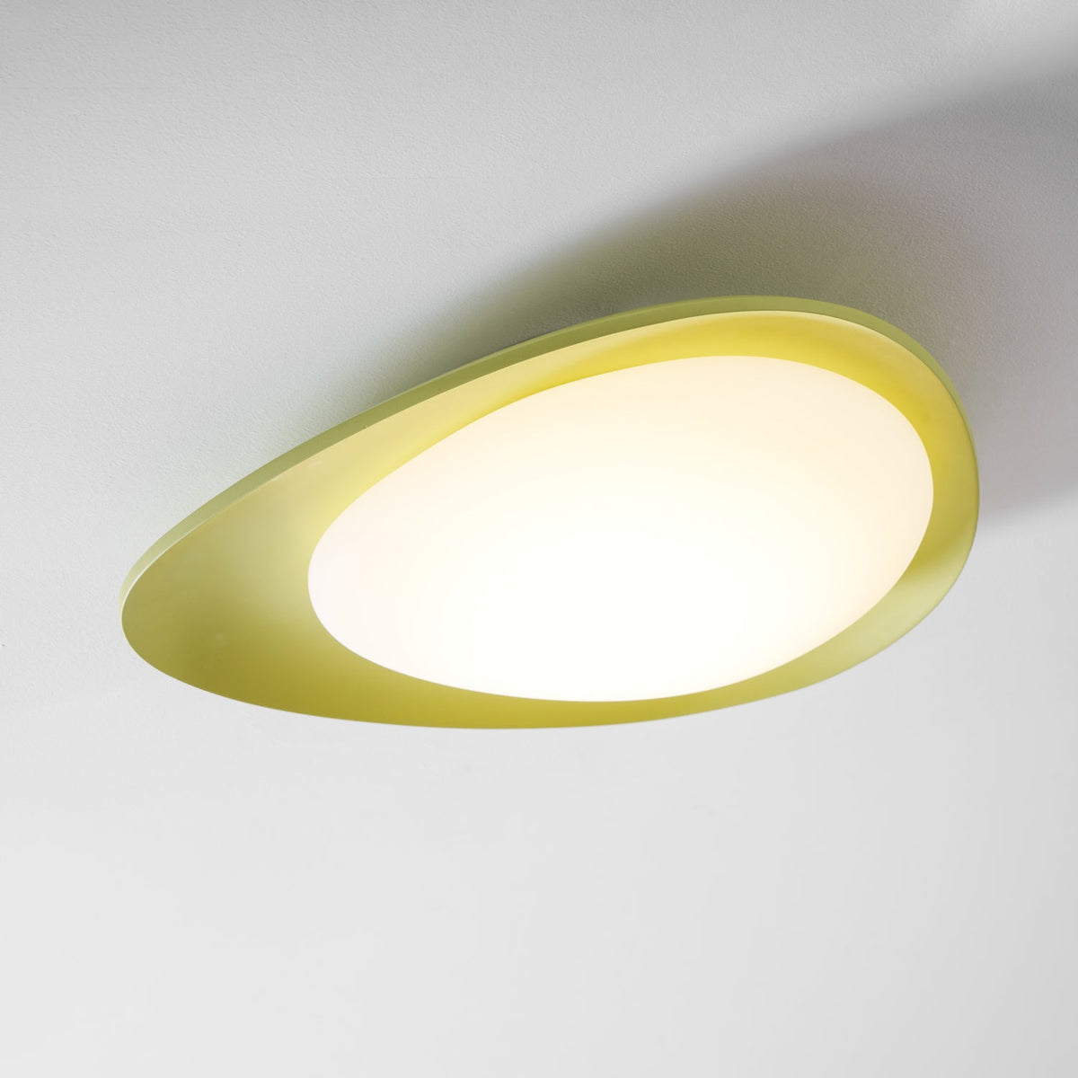 Lampa wisząca Poe z żywicy, kształt owalny, styl nowoczesny i współczesny