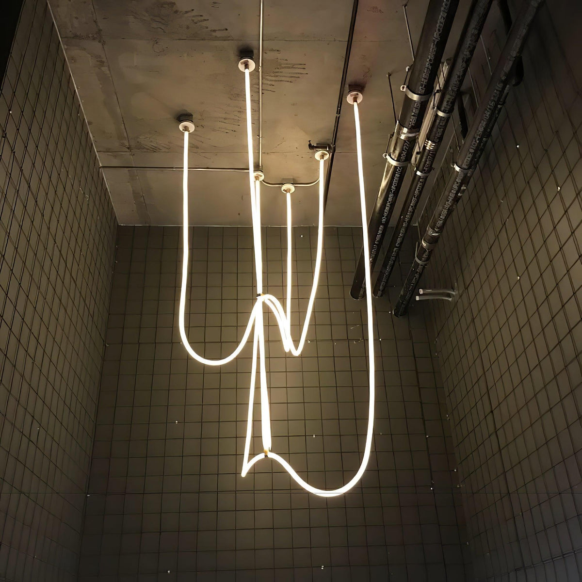 Fenris lampa wisząca z elastycznym krzywym kablem silikonowym