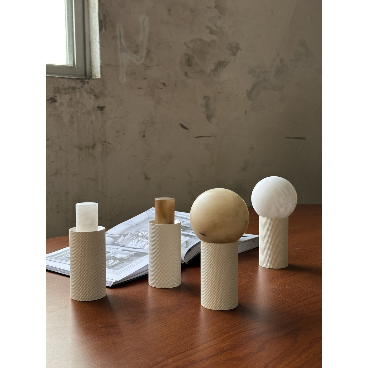 Lampa stołowa w kształcie kuli z białego alabastu minimalistyczna do salonu | Cielum