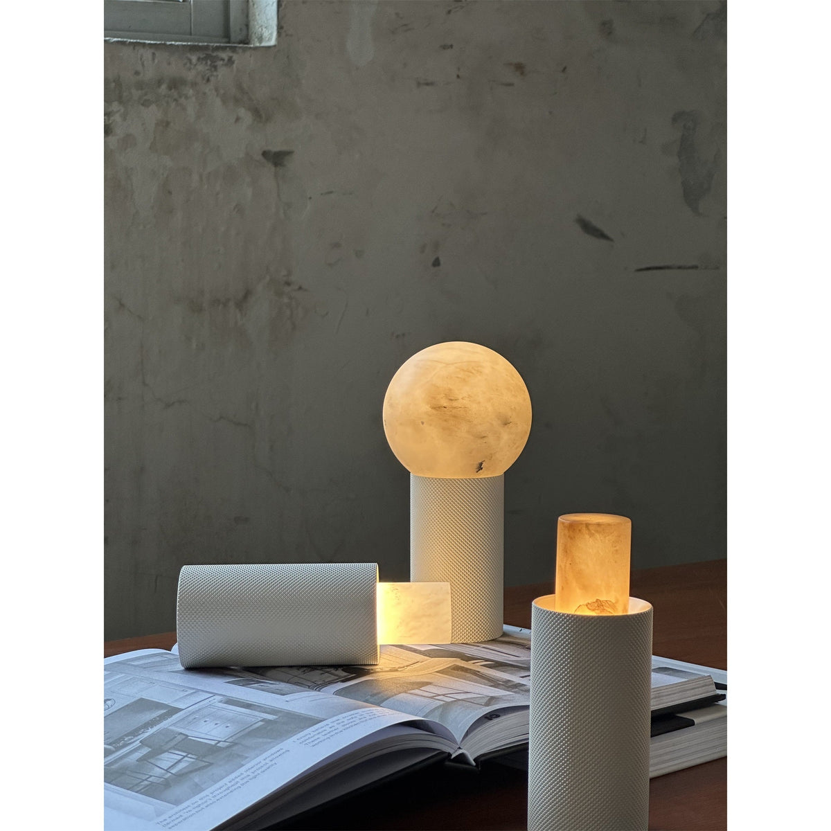 Lampa stołowa w kształcie kuli z białego alabastu minimalistyczna do salonu | Cielum