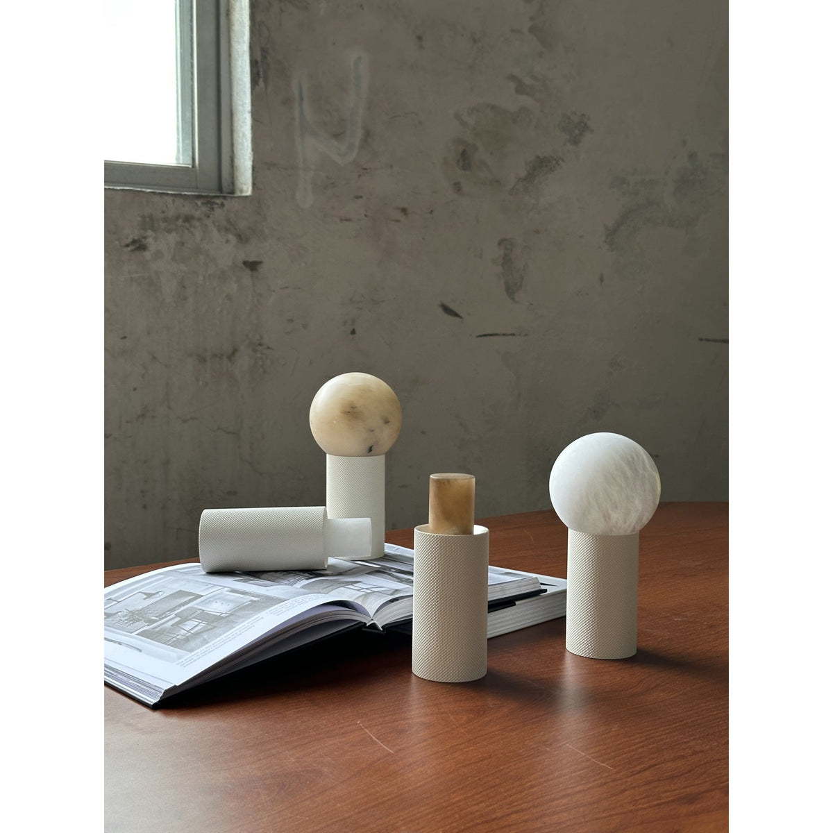 Lampa stołowa w kształcie kuli z białego alabastu minimalistyczna do salonu | Cielum