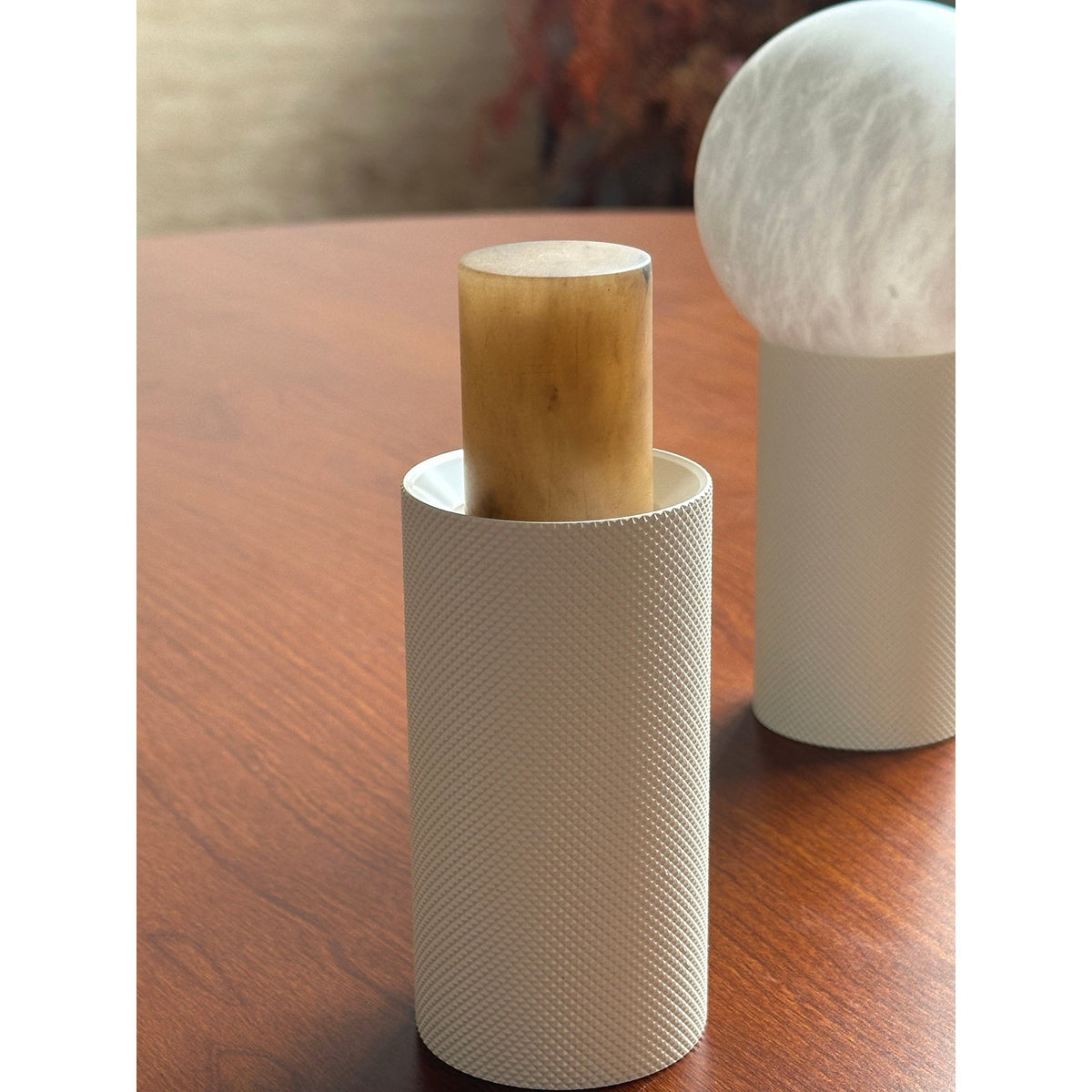 Lampa stołowa w kształcie kuli z białego alabastu minimalistyczna do salonu | Cielum