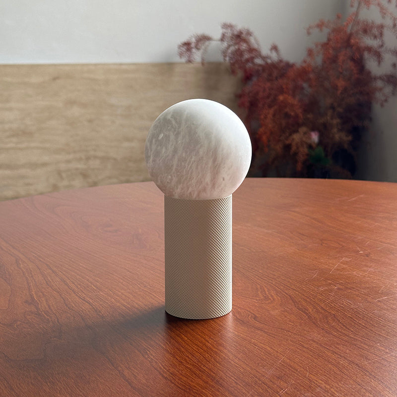 Lampa stołowa w kształcie kuli z białego alabastu minimalistyczna do salonu | Cielum
