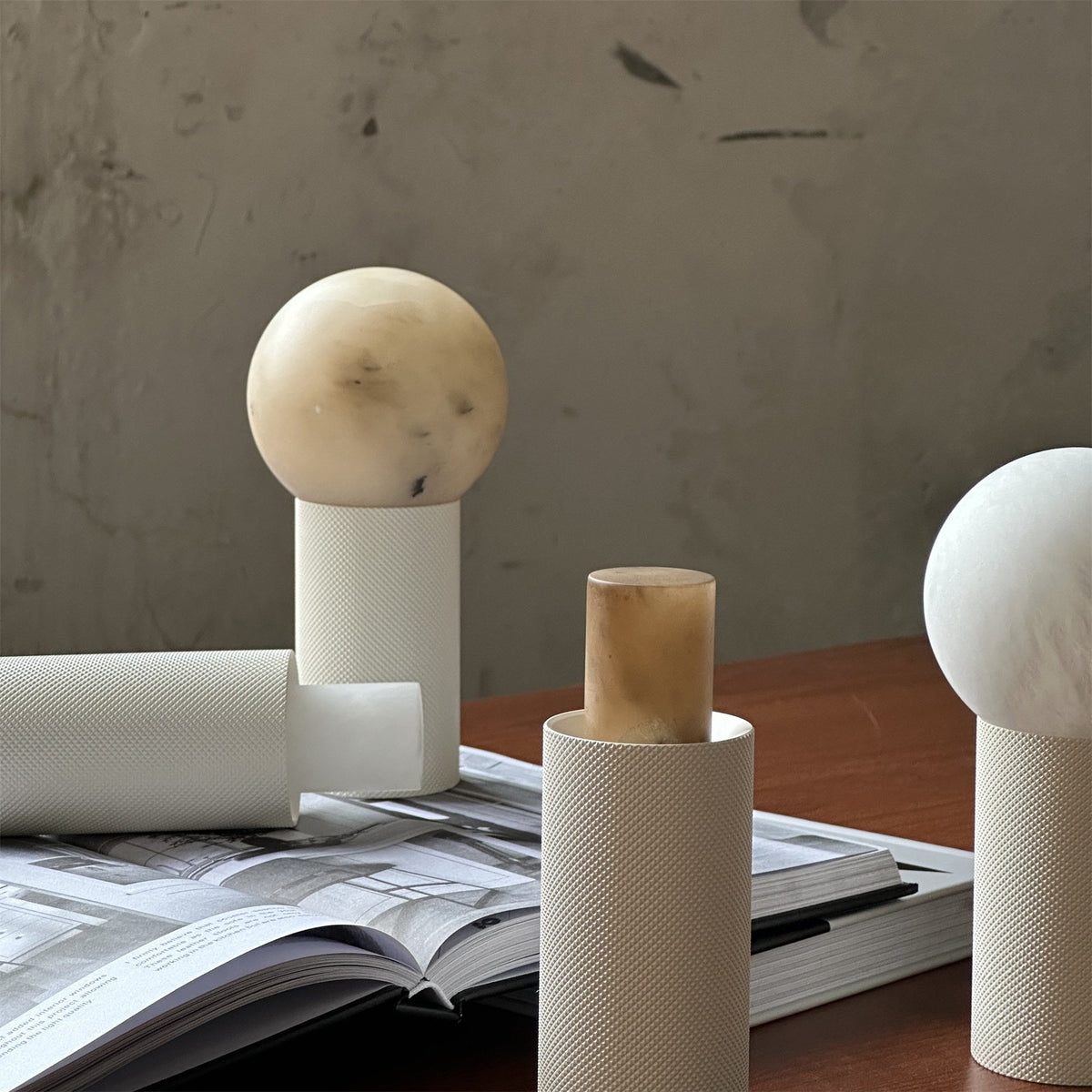 Lampa stołowa w kształcie kuli z białego alabastu minimalistyczna do salonu | Cielum