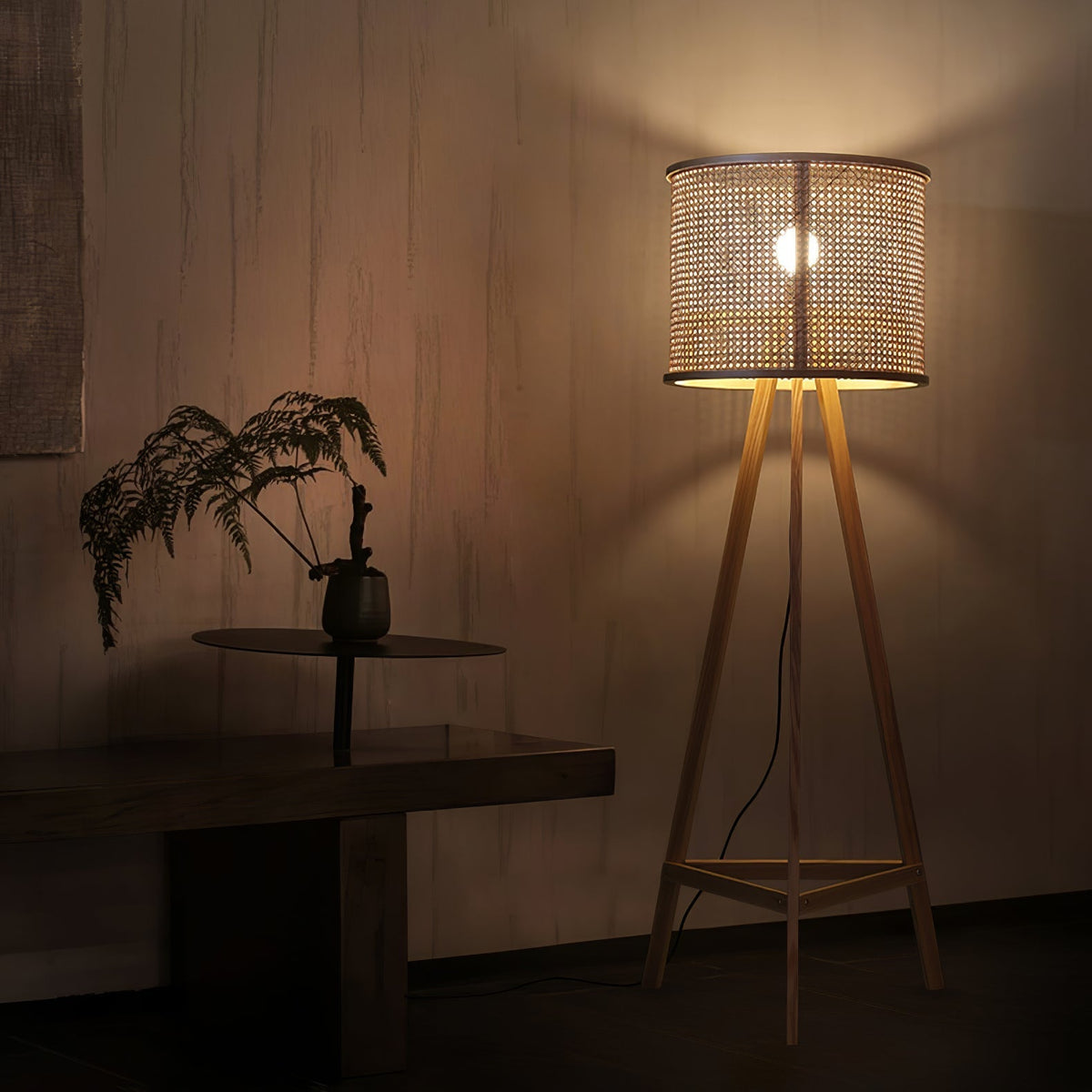 Olsolyra lampa stojąca trójnóg z plecionki rattan