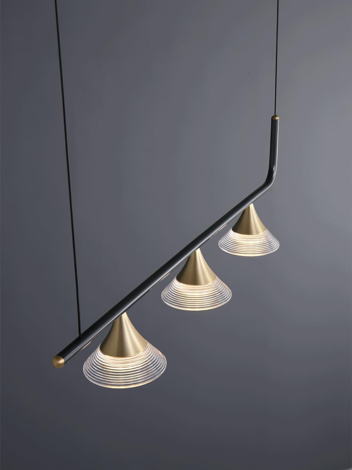 Auranielle nowoczesna lampa wisząca z miedzi w stylu mid-century