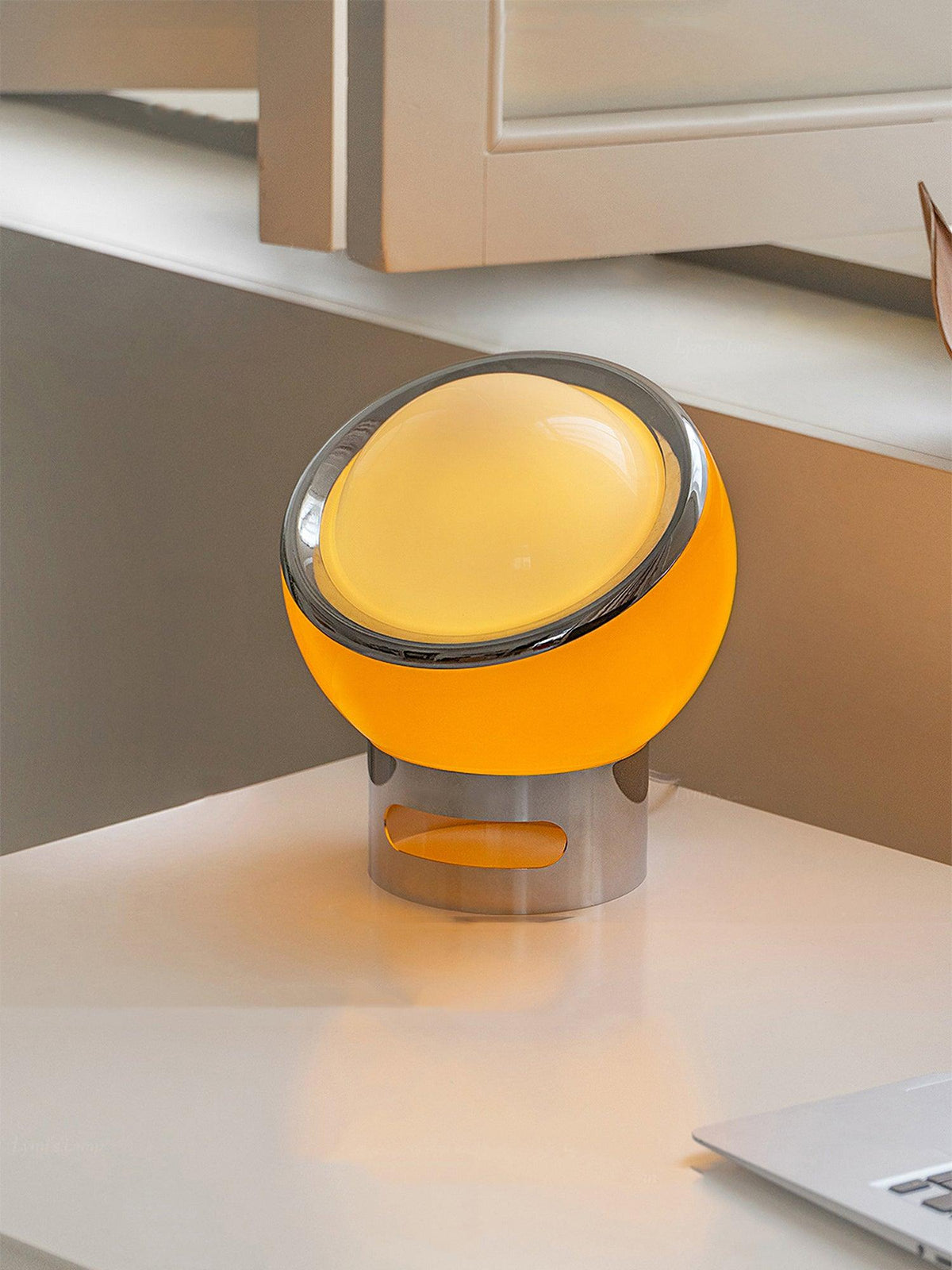 Halonce stalowa lampa stołowa o nowoczesnym designie
