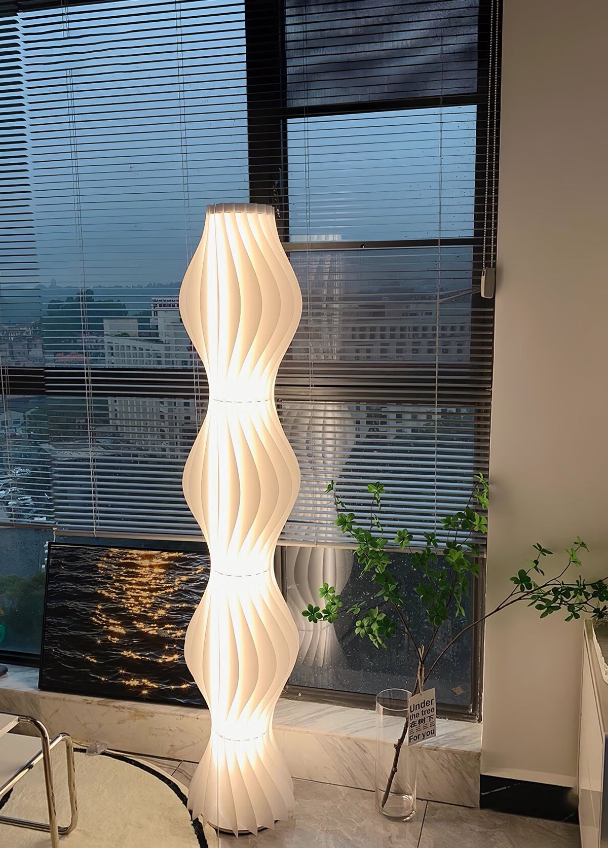 Dotha nowoczesna lampa stojąca
