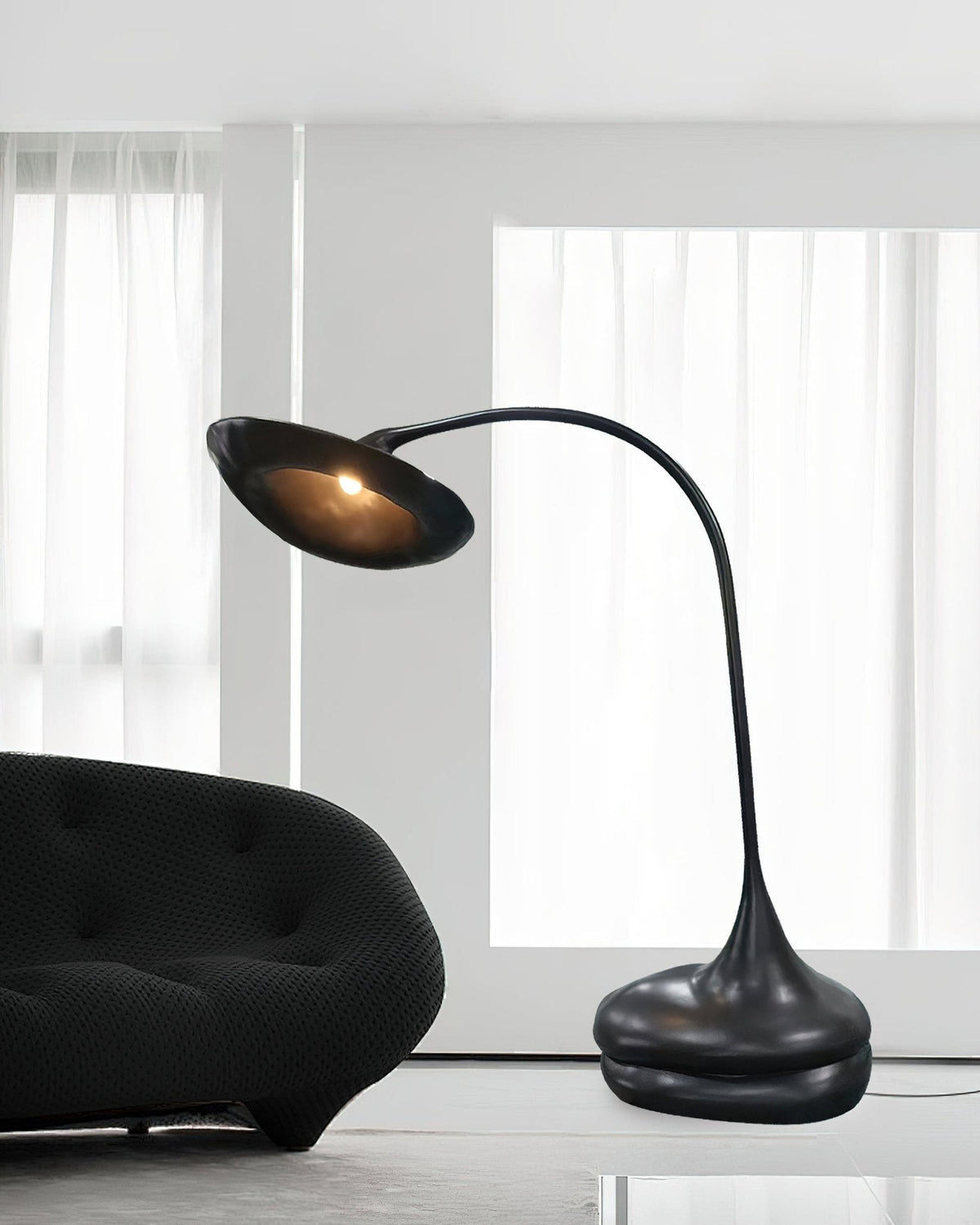 Elsilora zakrzywiona lampa stołowa czarna