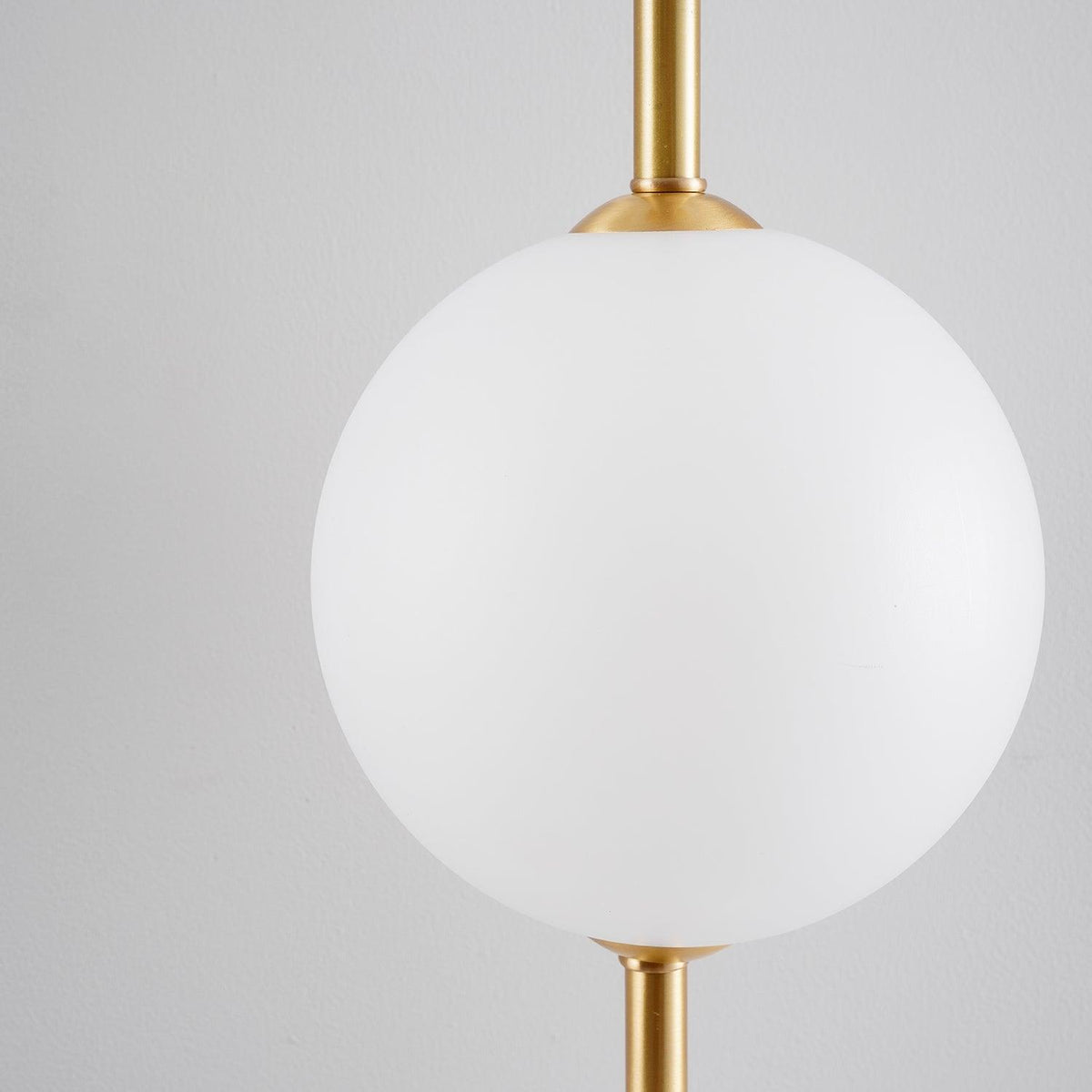 Cerin kulista lampa ścienna