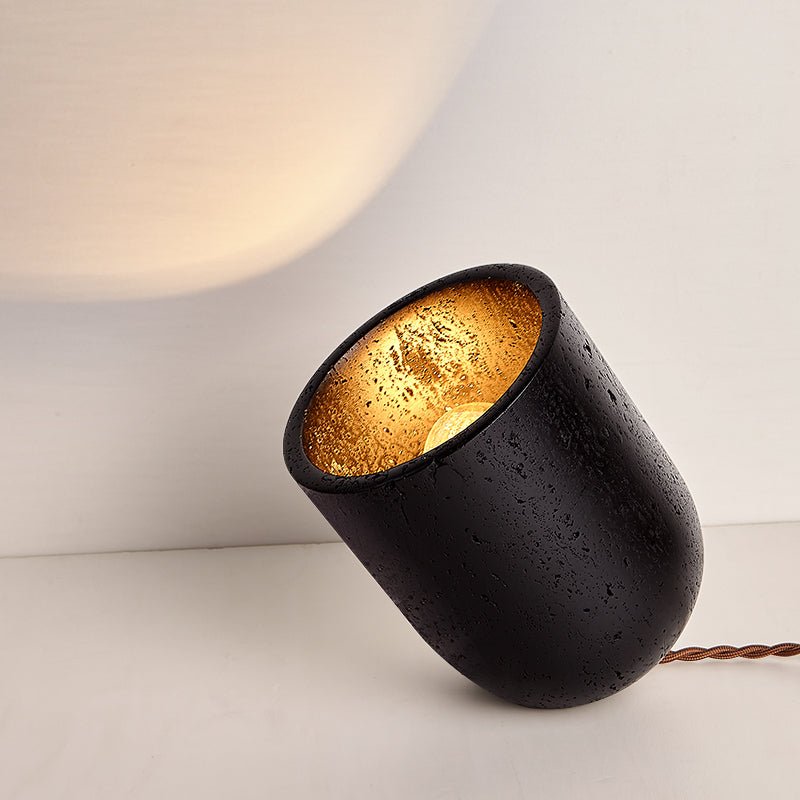 Lumi minimalistyczna lampa stołowa z czarnego travertynu