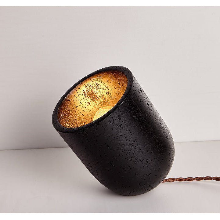 Lumi minimalistyczna lampa stołowa z czarnego travertynu