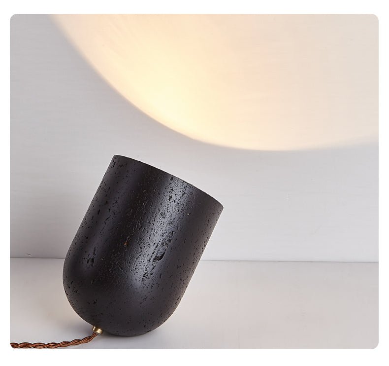 Lumi minimalistyczna lampa stołowa z czarnego travertynu