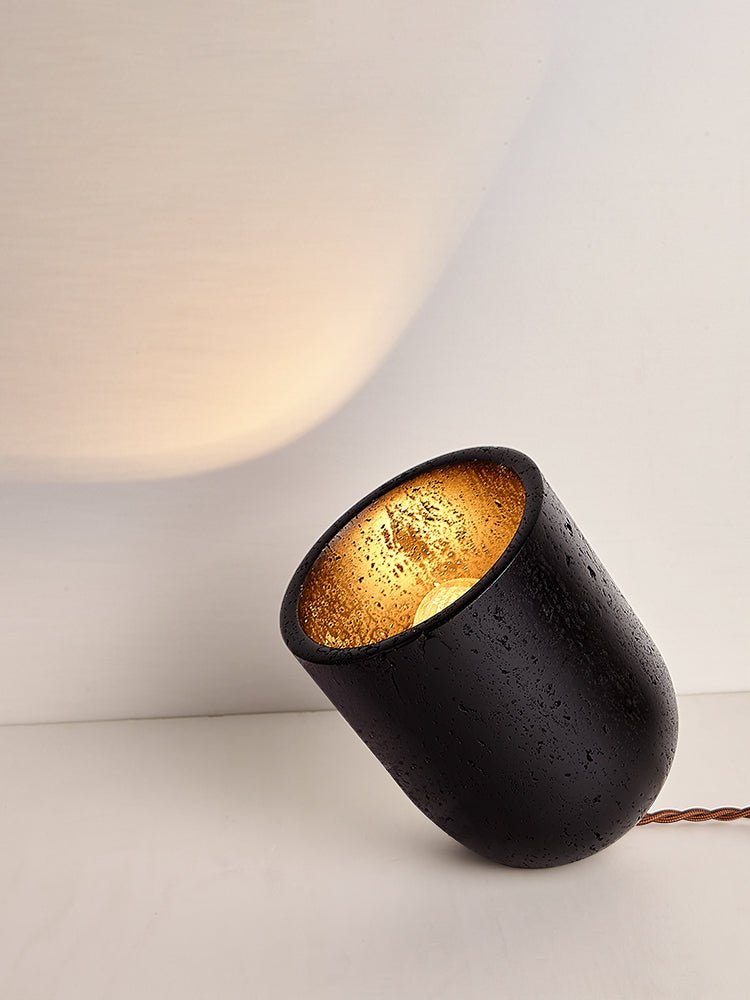 Lumi minimalistyczna lampa stołowa z czarnego travertynu