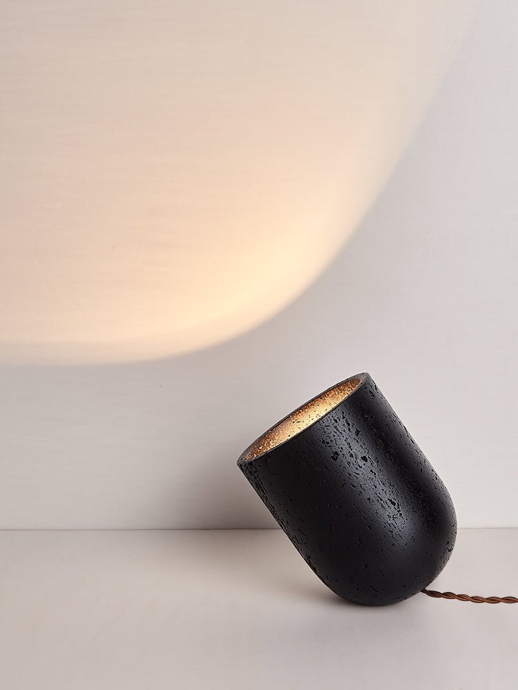 Lumi minimalistyczna lampa stołowa z czarnego travertynu