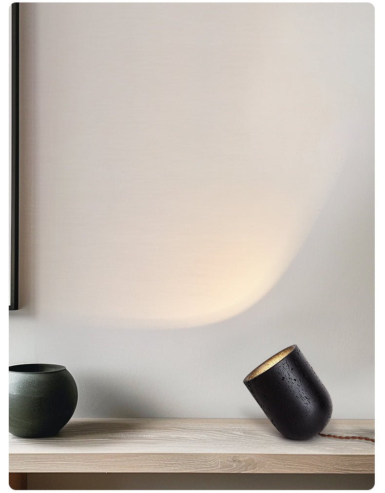 Lumi minimalistyczna lampa stołowa z czarnego travertynu