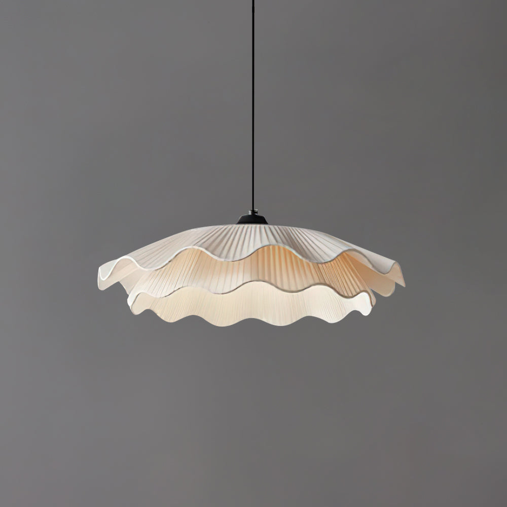Calavie wisiorkowa lampa sufitowa z falistą, fałdowaną osłonką w kremowej bieli