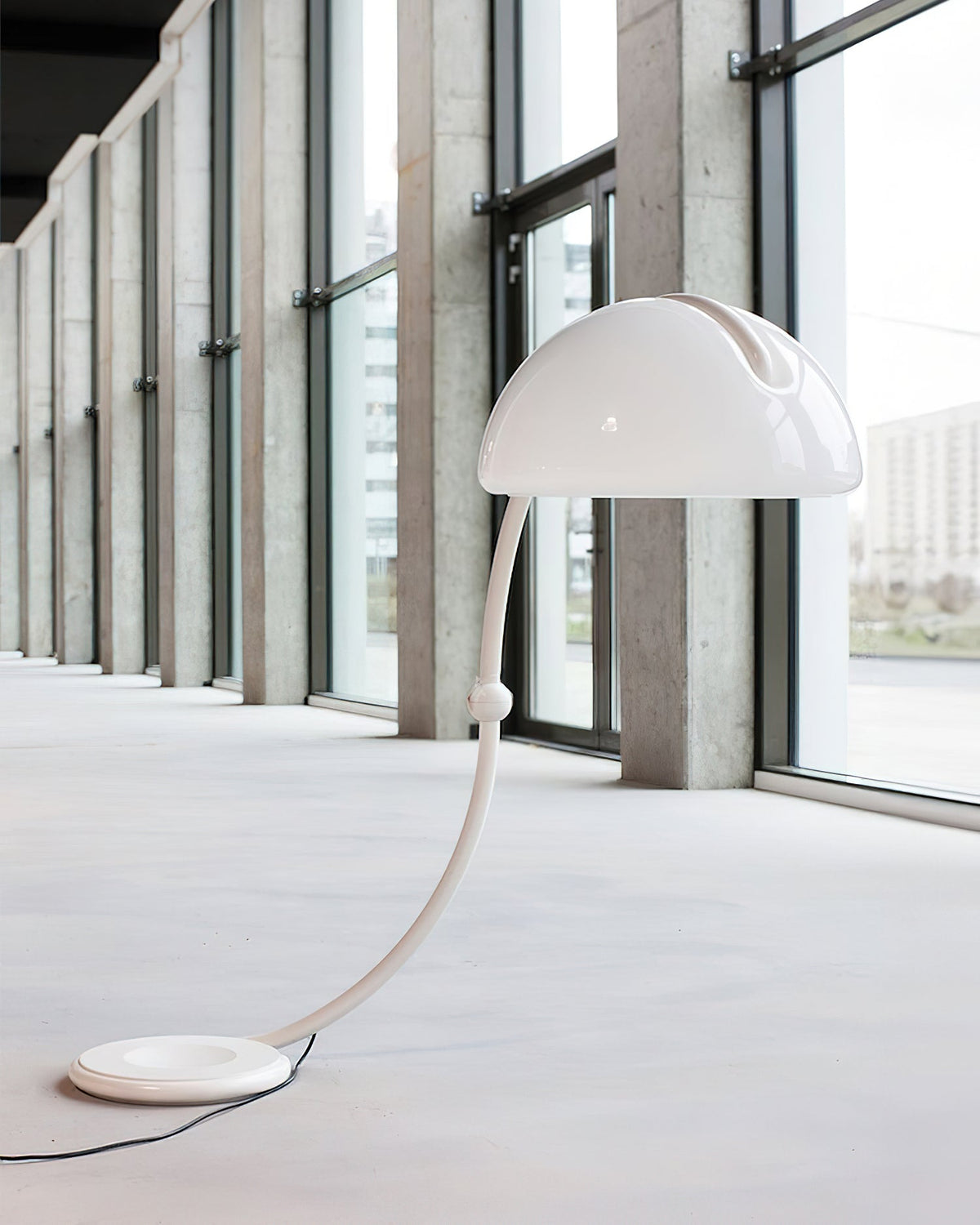 Sweep lampa stojąca