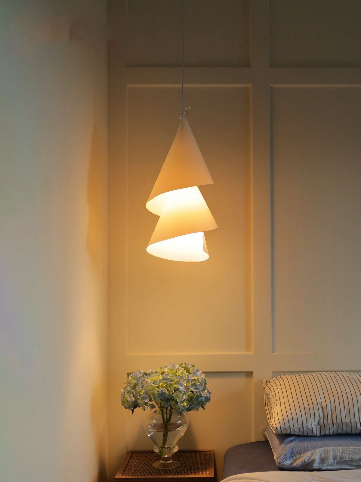 Southvale4 Lampa wisząca z papierowym kloszem stożkowym