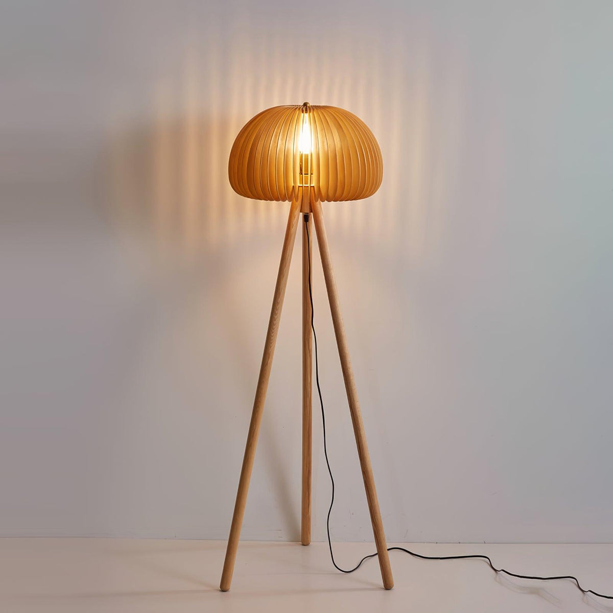 Zetalyre lampa stojąca na trójnogu drewniana