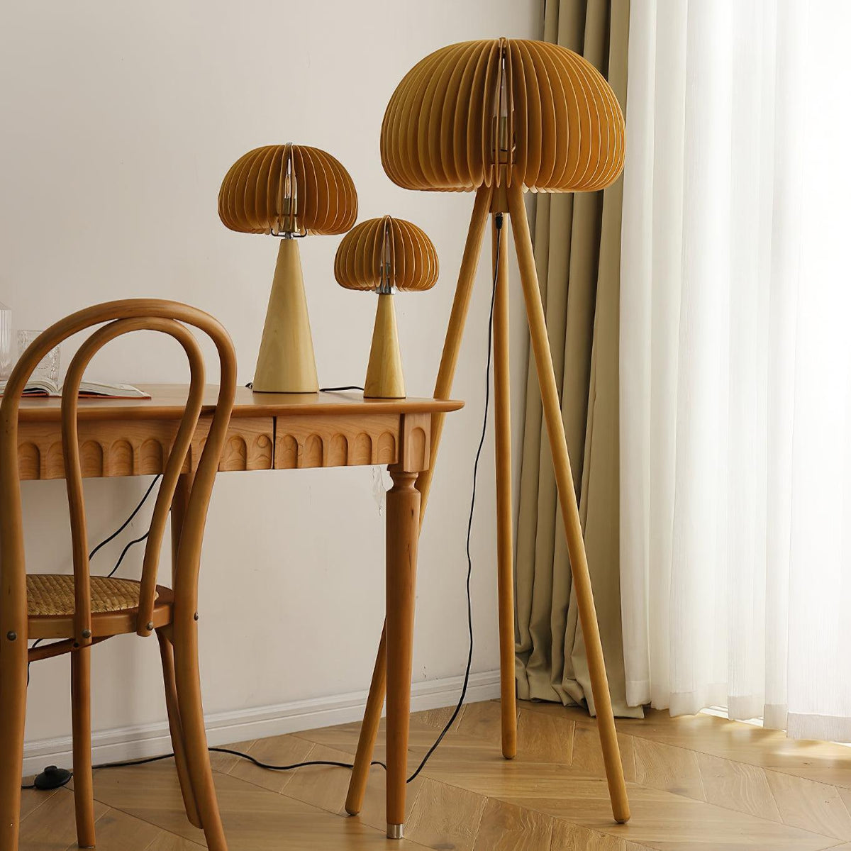 Zetalyre lampa stojąca na trójnogu drewniana