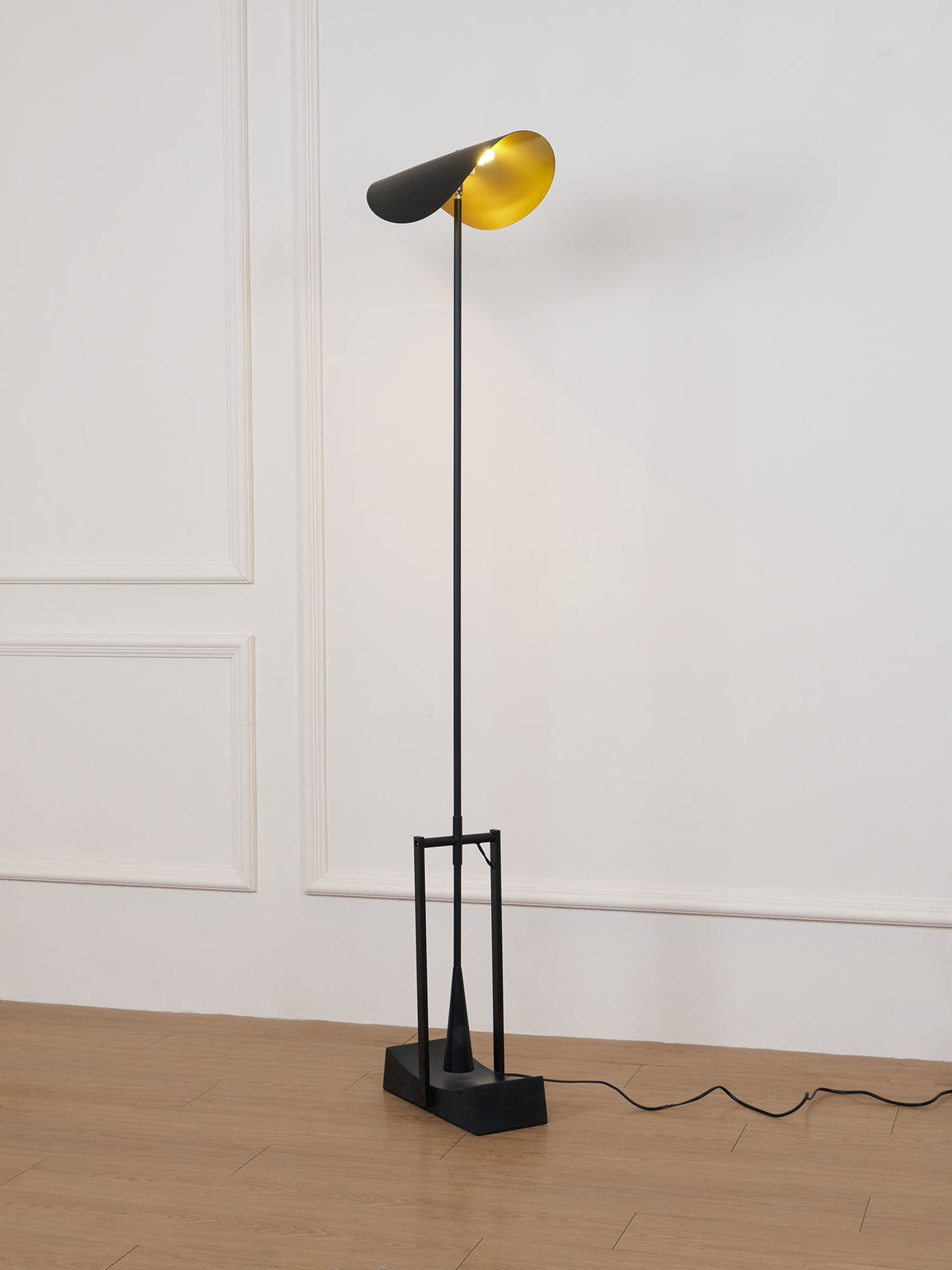 Teriisina lampa stojąca