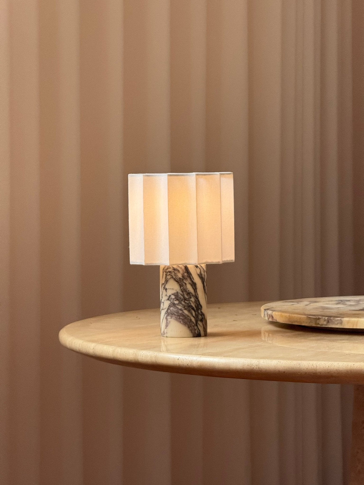 Lampa stołowa Serenity z płótna ze składanymi fałdami i marmuru