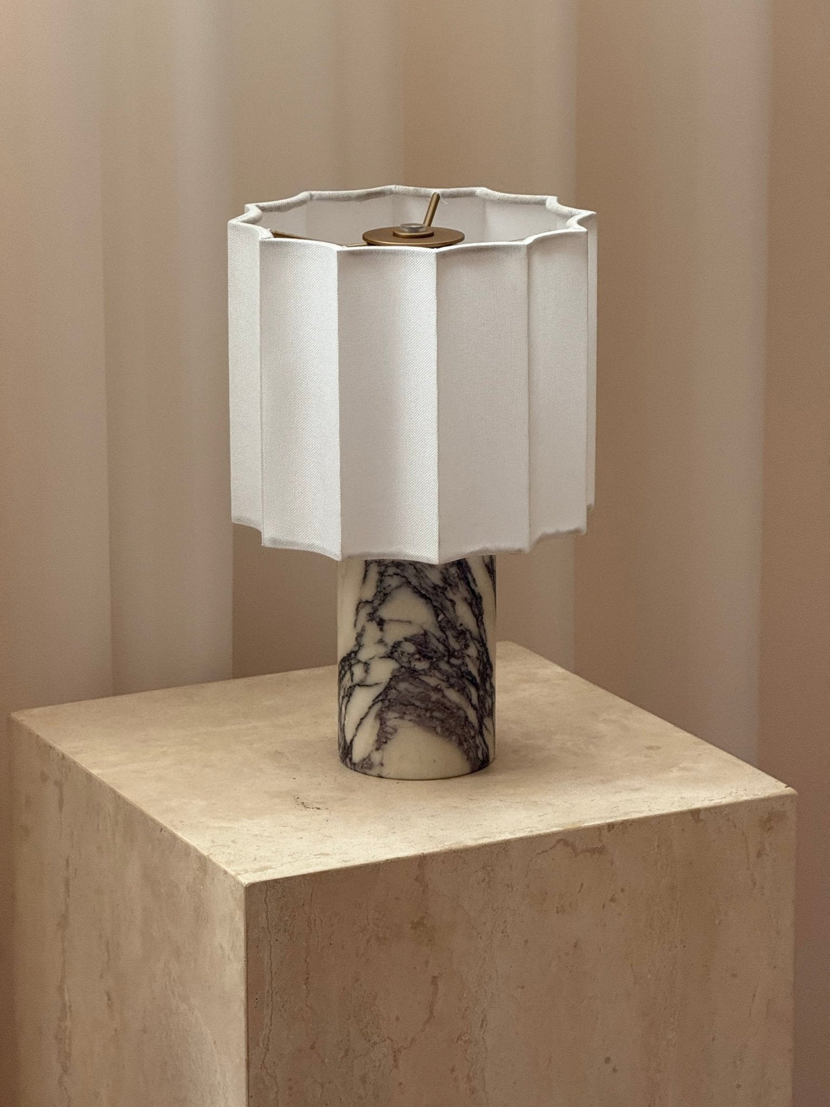 Lampa stołowa Serenity z płótna ze składanymi fałdami i marmuru