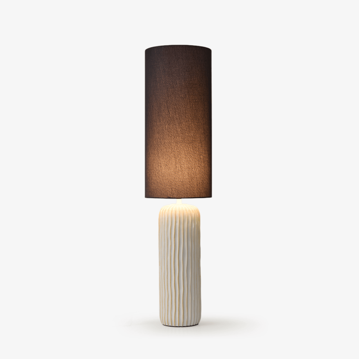 Lampa stołowa z ceramiką i pionowymi żebrami