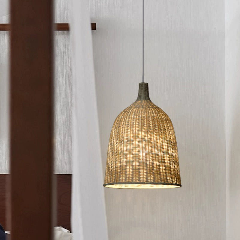 Muto nowoczesna lampa wisząca z rattanu nad stołem jadalnym/sypialnią